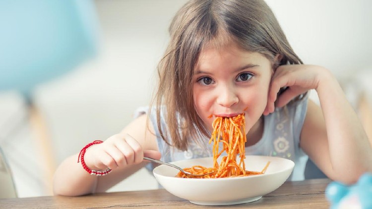 Apa yang orang makan dapat memengaruhi tidurnya, dan tidur juga dapat memengaruhi apa yang orang makan. Begitu juga yang terjadi pada anak-anak.