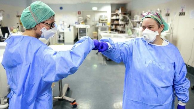 Malaysia mengimbau warganya tidak melakukan fist bump sebagai ganti salam selama pandemi Covid-19 setelah angka infeksi virus corona terus meningkat.