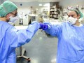Corona Melonjak, Malaysia Imbau Warga Setop 'Fist Bump'