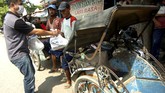 FOTO : Berbagi Kebaikan untuk Melawan Pandemi Pandemi bukan alasan menghentikan diri tuk saling berbagi. Sembari menjaga jarak diri, banyak kebaikan dibagi kepada sesama untuk melawan pandemi.