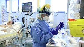 Dokter di Jerman Foto Bugil Protes Kekurangan APD