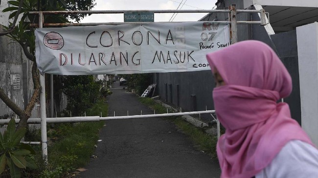 Satgas Covid-19 Kota Solo mengkarantina RT 06 RW 07 Kelurahan Sumber, Banjarsari, usai 20 warga di sana dinyatakan positif Covid-19.