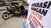 FOTO : Berbagi Kebaikan untuk Melawan Pandemi Pandemi bukan alasan menghentikan diri tuk saling berbagi. Sembari menjaga jarak diri, banyak kebaikan dibagi kepada sesama untuk melawan pandemi.