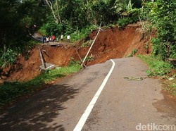 Video Detik-Detik Longsor Putuskan Jalur Utama di Cianjur