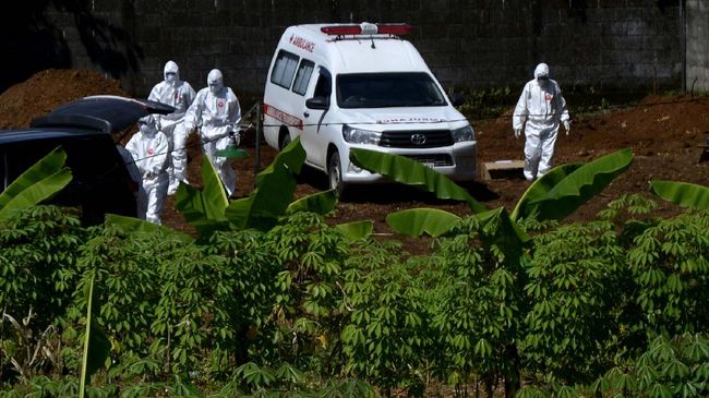 Petugas bersiap menurunkan jenazah pasien COVID-19 dari mobil ambulans saat akan dimakamkan di pemakaman Macanda, Kecamatan Somba Opu, Kabupaten Gowa, Sulawesi Selatan, Minggu (5/4/2020). Jumlah pasien positif COVID-19 di Sulsel per hari Minggu (5/4) telah mencapai 80 kasus, pasien yang telah dinyatakan sembuh sebanyak sembilan orang, sementara kasus kematian sebanyak enam orang. ANTARA FOTO/Abriawan Abhe/aww.