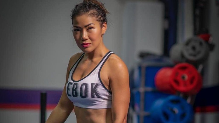 Selain cantik, istri Ari Wibowo juga sangat menjaga penampilan. Punya perut rata, Inge Anugrah kerap ditanya netizen soal tips menjaga kebugaran.