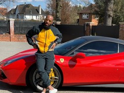 Pose Sama Mobil Ferrari, Lacazette Diingatkan Stay at Home