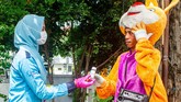 FOTO : Berbagi Kebaikan untuk Melawan Pandemi Pandemi bukan alasan menghentikan diri tuk saling berbagi. Sembari menjaga jarak diri, banyak kebaikan dibagi kepada sesama untuk melawan pandemi.