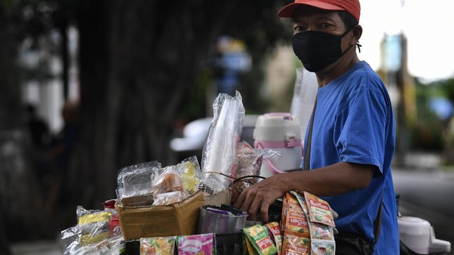 Para pekerja informal mempertanyakan nasib mereka jika PSBB diterapkan, yang malah justru memperkecil ruang usaha mereka di jalan.