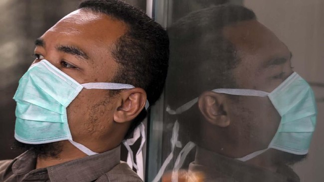 Warga memakai masker saat beraktivitas di Lhokseumawe, Aceh, Senin (6/4/2020). Organisasi Kesehatan Dunia (WHO) mengeluarkan rekomendasi terbarunya agar semua orang yang keluar rumah untuk menggunakan masker meski tidak sakit sebagai upaya pencegahan penularan COVID-19. ANTARA FOTO Rahmad/wsj.