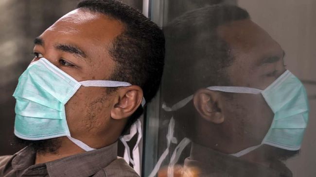 WARGA WAJIB MEMAKAI MASKER MESKI TIDAK SAKIT Warga memakai masker saat beraktivitas di Lhokseumawe, Aceh, Senin (6/4/2020). Organisasi Kesehatan Dunia (WHO) mengeluarkan rekomendasi terbarunya agar semua orang yang keluar rumah untuk menggunakan masker meski tidak sakit sebagai upaya pencegahan penularan COVID-19. ANTARA FOTO Rahmad/wsj.