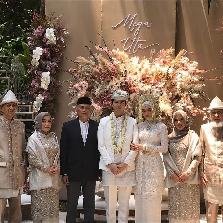 Bahkan banyak keluarga dan sahabat Mega tidak bisa hadir. Mereka hanya menyaksikan akad nikah Mega dan Najauta lewat video call. (Foto: Instagram @aulialayinna)