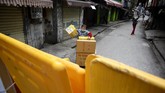 Tembok kuning menjadi penanda titik masuk yang dijaga ketat dan aman untuk setiap lingkungan permukiman warga. (NOEL CELIS / AFP)