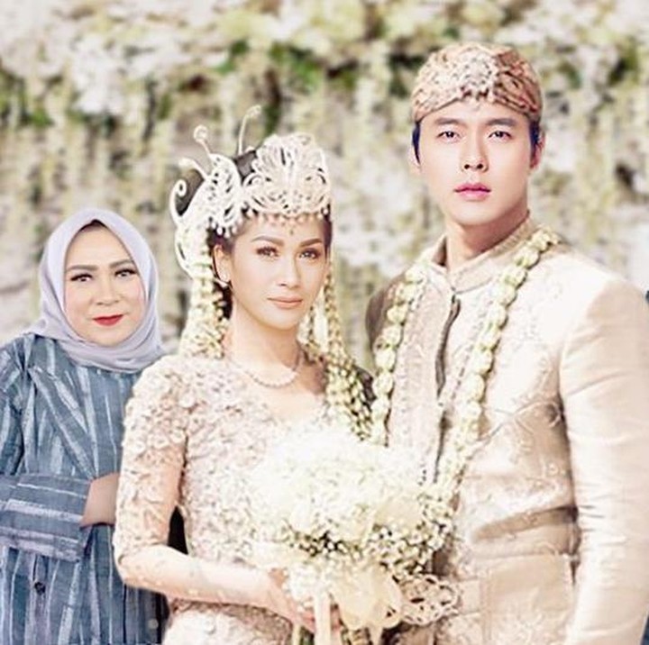 <p>Tak kalah lucu foto yang diunggah Tata Janeta di Instagram miliknya. Tata mengunggah foto edit-an pernikahan dengan Hyun Bin. Lucunya, ada foto Melly Goeslaw dan Maia Estianty lho. (Foto: Instagram @tatajanetaofficial)</p>