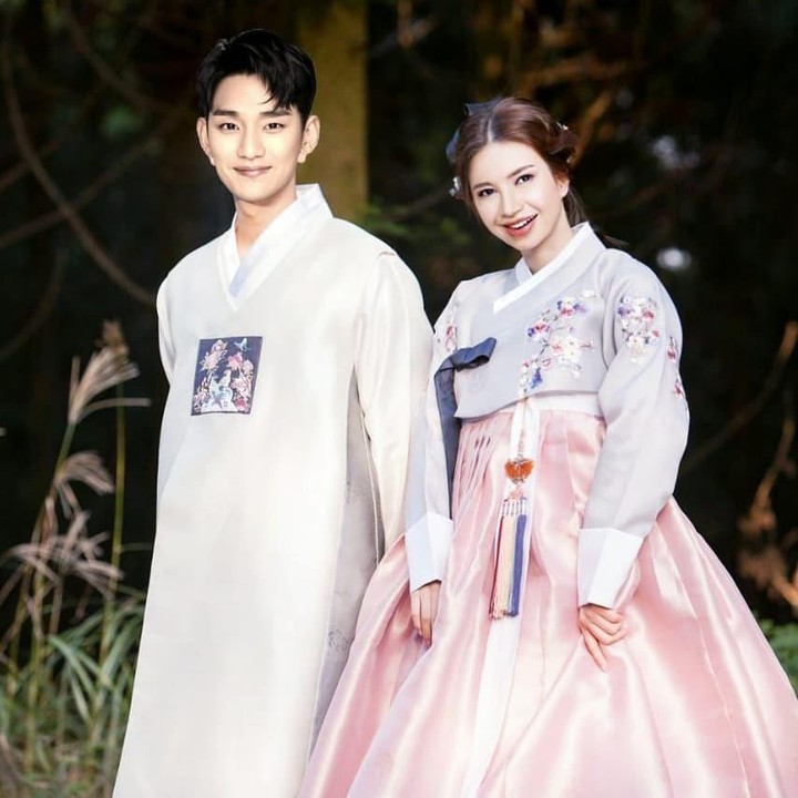 <p>Eh enggak cuma sekali lho, karena ternyata Rossa juga punya foto pre-wedding memakai hanbok. Ha-ha-ha, kretif ya, Bun. (Foto: Instagram @itsrossa910) </p>