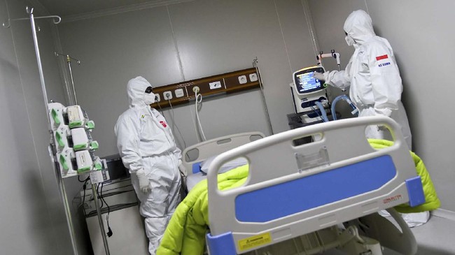Dokter berdiri di ruang modular di Rumah Sakit Pertamina Jaya, Cempaka Putih, Jakarta, Senin (6/4/2020). Rumah Sakit darurat COVID-19 tersebut berkapasitas sebanyak 160 tempat tidur dalam ruangan dan 65 kamar isolasi bertekanan negatif untuk merawat pasien positif COVID-19 sesuai standar yang ditetapkan oleh Organisasi Kesehatan Dunia atau WHO. ANTARA FOTO/M Risyal Hidayat/wsj.