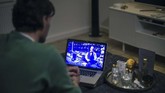 Alih-alih mencoba di konter, para tamu mencoba di rumah. Bahan dikirim ke mereka. Biaya: 39 euro. Bagi bartender Hüggenberg, pencicipan online juga merupakan masalah keberadaan. (Ina FASSBENDER/AFP)