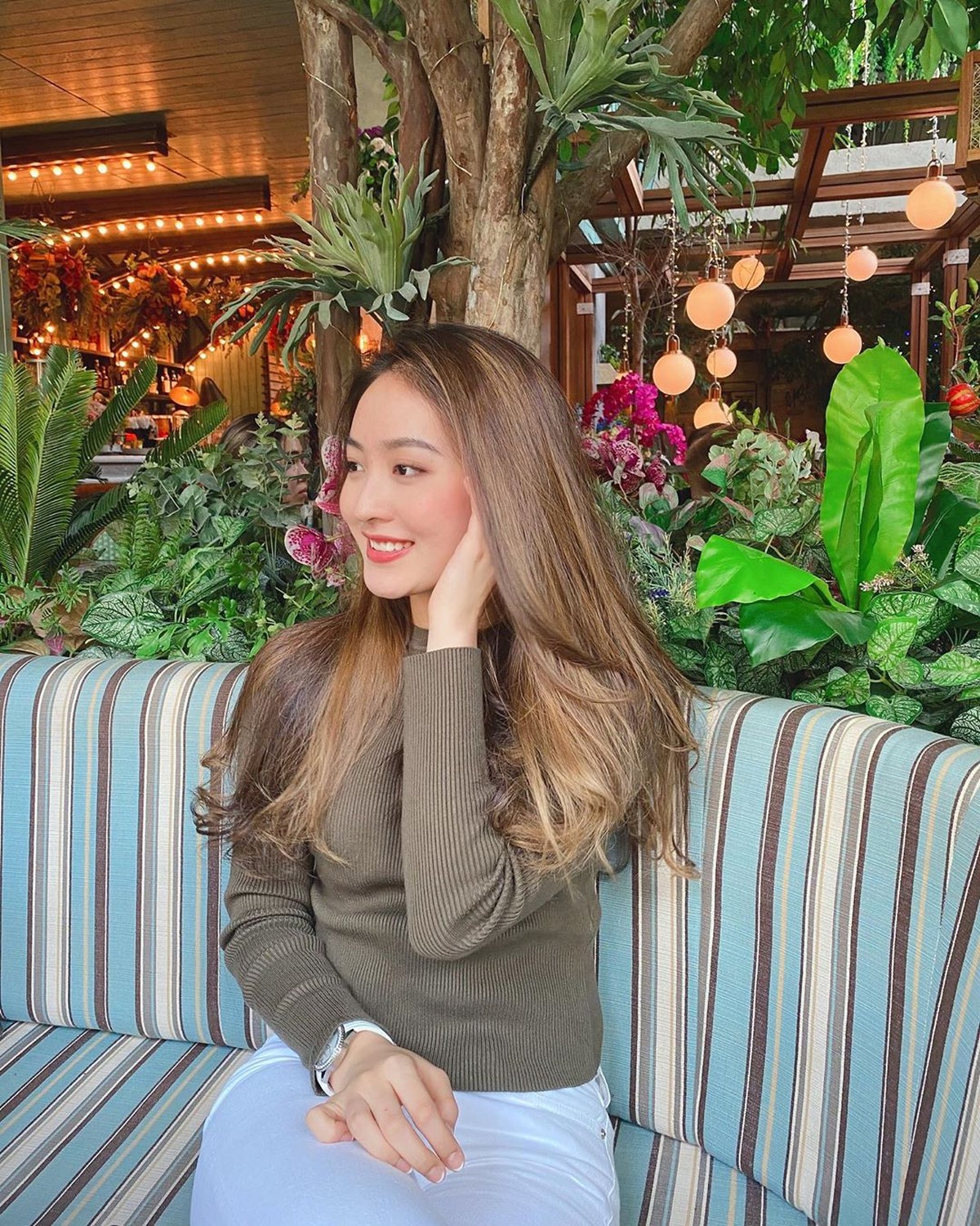 Natasha Wilona belakangan ini kerap tampil unik dengan rambut pirang&period; Bahkan&comma; banyak yang menyebut penampilan Wilona sangat cantik seperti artis Korea&period;