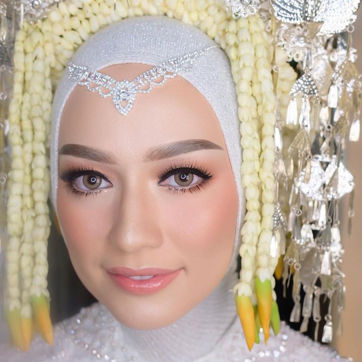 Mega Iskanti memilih make up flawless untuk akad nikahnya. Lipstik berwarna pink muda membuat riasan Mega terlihat natural. (Foto: Instagram @veraferial)