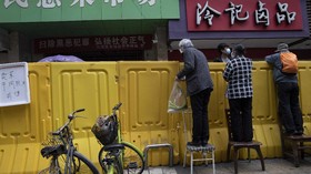 FOTO: Beradaptasi dengan Tembok Kuning di Wuhan