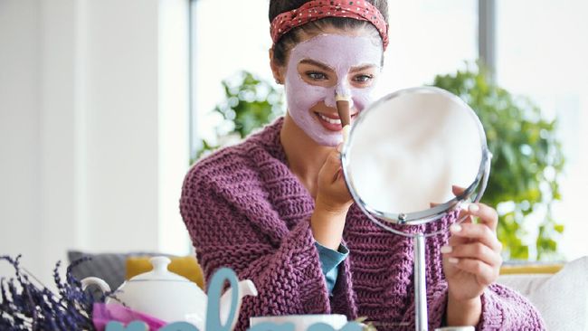 Clay mask merupakan salah satu produk perawatan kulit atau skincare yang memiliki sejumlah manfaat seperti mengatasi kulit berminyak serta jerawat.