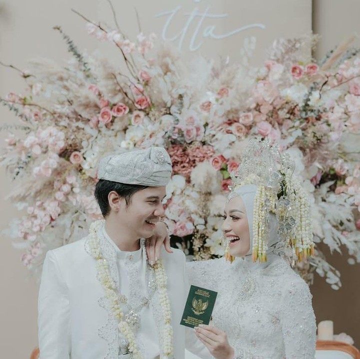 Mega Iskanti dan Najauta memakai baju adat minang bernuansa putih, lengkap dengan suntiang. (Foto: Instagram @kinantiwedding)