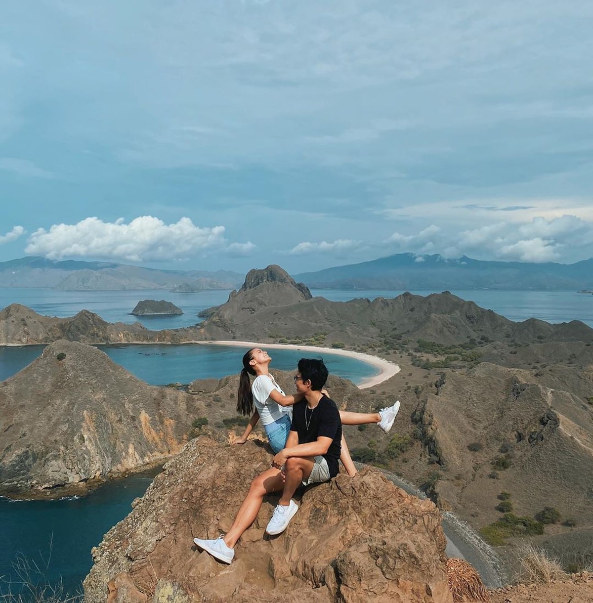 Amanda Rawles sempat diisukan dekat dengan Jefri Nichol&period; Namun&comma; ternyata ia diam-diam telah memiliki kekasih bernama Adriel Susanteo&period;