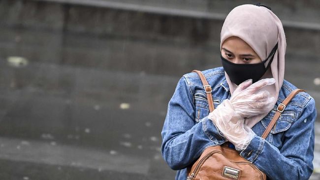 Warga berjalan menggunakan masker di kawasan Jalan Kendal, Jakarta, Senin (6/4/2020). Pemerintah meminta seluruh masyarakat untuk menggunakan masker saat berada di luar rumah seiring dengan imbauan terbaru Organisasi Kesehatan Dunia (WHO) untuk mengurangi risiko penyebaran virus corona (COVID-19) serta tetap melakukan jaga jarak aman atau physical distancing. ANTARA FOTO/Muhammad Adimaja/wsj.