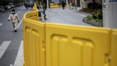 Tembok kuning menjadi barikade yang membagi pusat penyebaran virus corona ke dalam beberapa segmen di jalanan Kota Wuhan. (NOEL CELIS / AFP)