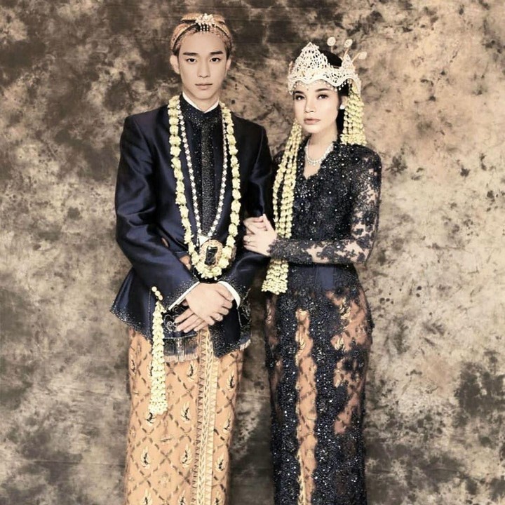 <p>Rossa pun tak mau ketinggalan, foto halu challenge miliknya heboh dikomentari sang mantan suami, Yoyo. Rossa posting foto edit-an menikah dengan aktor Korea Kim Soo hyun pakai adat Sunda nih, Bun. (Foto: Instagram @itsrossa910)</p>