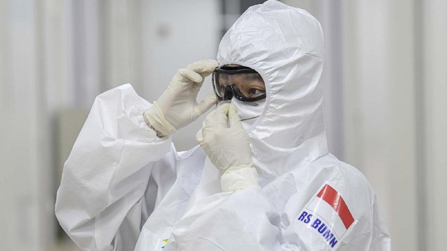 Dokter berdiri di ruang modular di Rumah Sakit Pertamina Jaya, Cempaka Putih, Jakarta, Senin (6/4/2020). Rumah Sakit darurat COVID-19 tersebut berkapasitas sebanyak 160 tempat tidur dalam ruangan dan 65 kamar isolasi bertekanan negatif untuk merawat pasien positif COVID-19 sesuai standar yang ditetapkan oleh Organisasi Kesehatan Dunia atau WHO. ANTARA FOTO/M Risyal Hidayat/wsj.