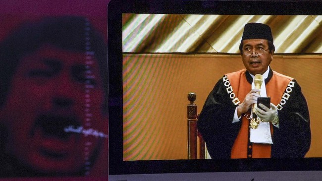 Layar menampilkan "live streaming" Wakil Ketua Mahkamah Agung bidang Yudisial Syarifuddin memberikan pidato saat Sidang Paripurna Khusus Pemilihan Ketua Mahkamah Agung periode 2020-2025 dari Gedung MA di Jakarta, Senin (6/4/2020). Hakim Agung Syarifuddin terpilih sebagai Ketua Mahkamah Agung periode 2020-2025 menggantikan Hatta Ali yang akan memasuki masa pensiun. ANTARA FOTO/Hafidz Mubarak A/hp.