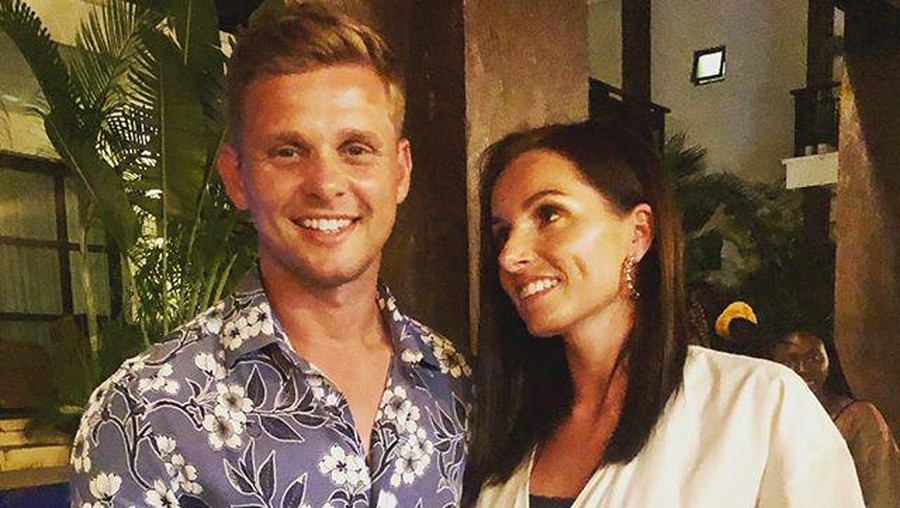 Pasangan presenter Jeff Brazier dan Kate tidak jadi bercerai karena karantina yang dilakukan saat pandemi Corona.