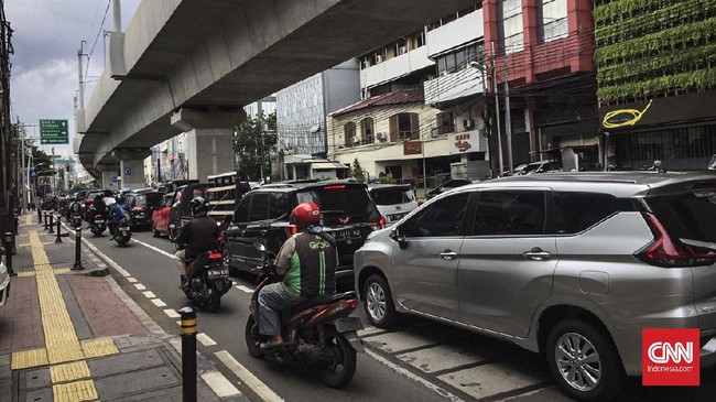 Imbauan Pemprov DKI soal pembatasan aktivitas sosial tidak lantas membuat jalanan Jakarta sepenuhnya lengang. Di beberapa titik arus lalu lintas ramai lancar.