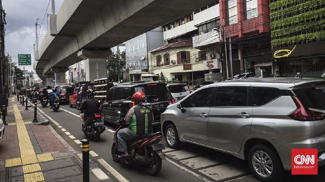 Sejumlah Jalanan Jakarta Masih Ramai Pengendara Imbauan Pemprov DKI soal pembatasan aktivitas sosial tidak lantas membuat jalanan Jakarta sepenuhnya lengang. Di beberapa titik arus lalu lintas ramai lancar.