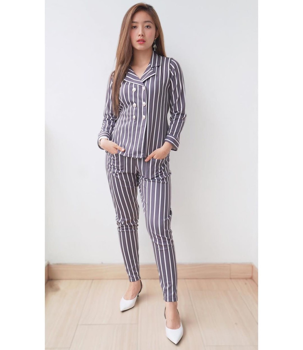 Natasha Wilona belakangan ini kerap tampil unik dengan rambut pirang&period; Bahkan&comma; banyak yang menyebut penampilan Wilona sangat cantik seperti artis Korea&period;