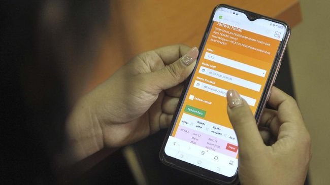 KEGIATAN BELAJAR MENGAJAR SECARA DARING Guru memberikan tugas kepada siswa SMK Pariwisata Dalung menggunakan aplikasi 'App Quiz' di Badung Bali, Senin (6/4/2020). Sekolah tersebut menerapkan pembelajaran secara daring menggunakan sejumlah aplikasi setelah kegiatan belajar mengajar di lingkungan sekolah ditiadakan sementara untuk mengantisipasi penyebaran COVID-19. ANTARA FOTO/Fikri Yusuf/hp.