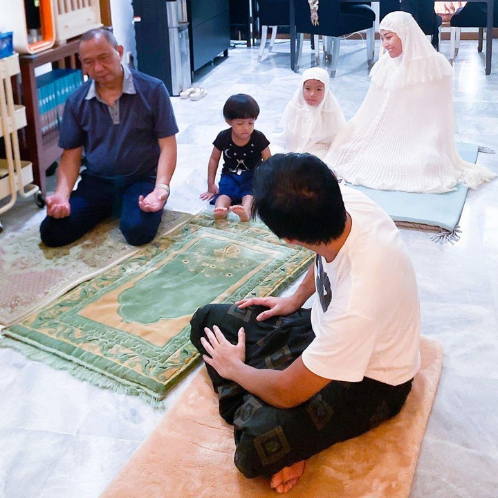 <p>Momen di rumah saja dimanfaatkan wanita 35 tahun ini untuk beribadah bersama keluarga. (Foto: Instagram @mrsayudewi)</p>