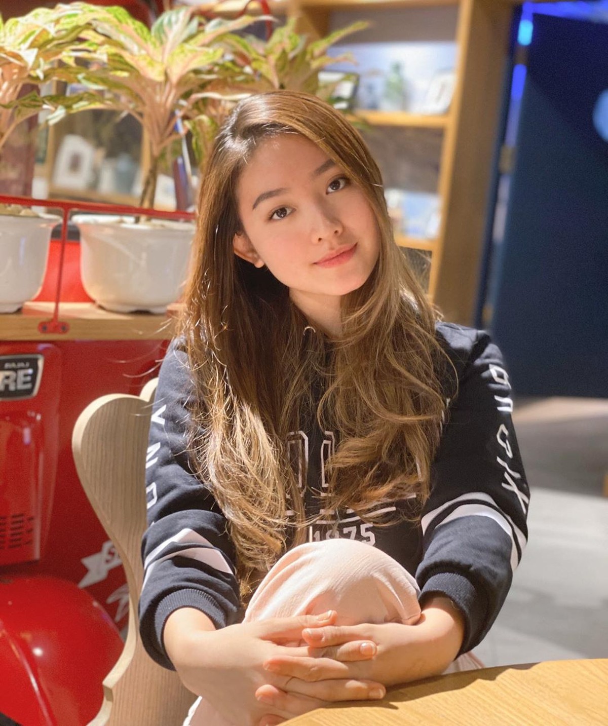 Natasha Wilona belakangan ini kerap tampil unik dengan rambut pirang&period; Bahkan&comma; banyak yang menyebut penampilan Wilona sangat cantik seperti artis Korea&period;