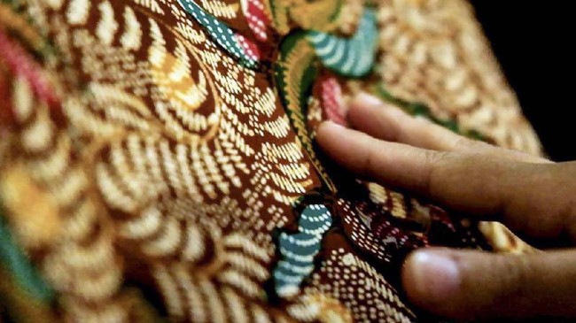 Kemenparekraf menargetkan memproduksi total 100 ribu masker kain yang akan didistribusikan bagi para pekerja yang tidak dapat bekerja dari rumah.