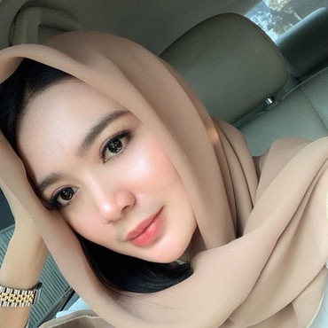 Sering Pamer Foto Seksi, Penampilan Wika Salim Berkerudung Bikin Pangling