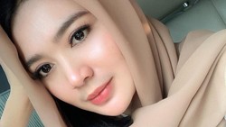 Sering Pamer Foto Seksi, Penampilan Wika Salim Berkerudung Bikin Pangling