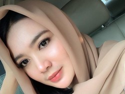 Sering Pamer Foto Seksi, Penampilan Wika Salim Berkerudung Bikin Pangling