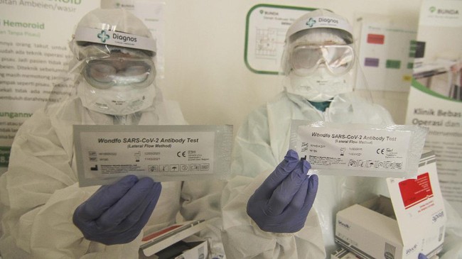 Petugas medis menunjukkan alat yang digunakan untuk rapid test di RSU Bunda, Depok, Jawa Barat, Senin (6/4/2020). Rapid test yang diikuti 100 wartawan tersebut untuk pencegahan penyebaran virus corona atau COVID-19 di kalangan wartawan di Kota Depok. ANTARA FOTO/Asprilla Dwi Adha/hp.