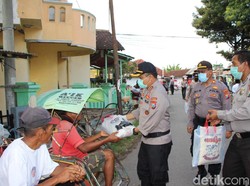 Sosialisasikan Pencegahan Corona, Polisi Banyuwangi Bagi Masker dan Sembako