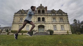 FOTO: Atlet Maraton Prancis Latihan di Istana Seorang Diri
