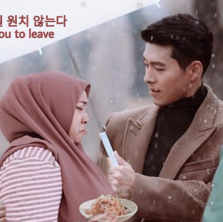 <p>Tak sendiri, dia pun menatang Chika Jessica untuk ikut halu challange dengan mengunggah foto sedang berpayungan dengan Hyun Bin, sedangkan Jessica berdiri di depan mereka. (Foto: Instagram @melly_goeslaw)</p>