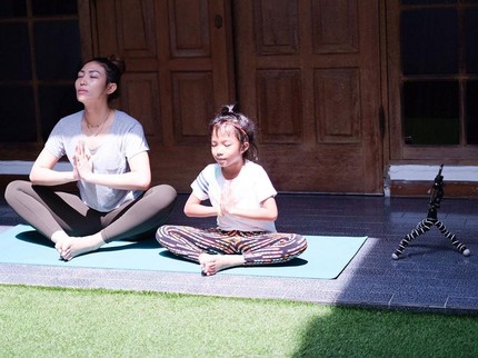 7 Potret Kocak Ayu Dewi WFH Bareng Keluarga, Menyapu Hingga Olahraga