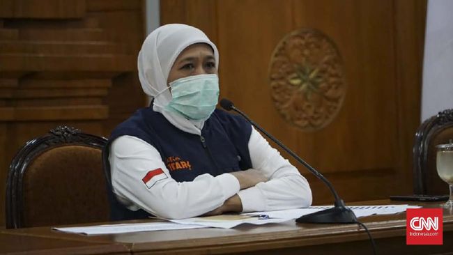 Iwan Fals mendoakan Gubernur Jatim Khofifah Indar Parawansa yang terkena Covid-19 untuk kali kedua.