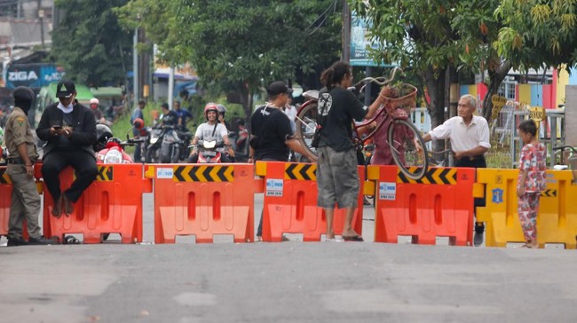Masyarakat Surabaya dilarang euforia usai kasus Covid-19 mengalami penurunan signifikan dan penurunan level PPKM.